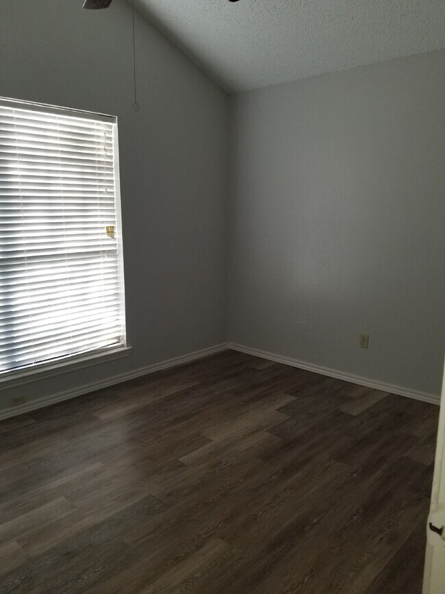 Building Photo - 2 bedroom 2 bathroom Duplex