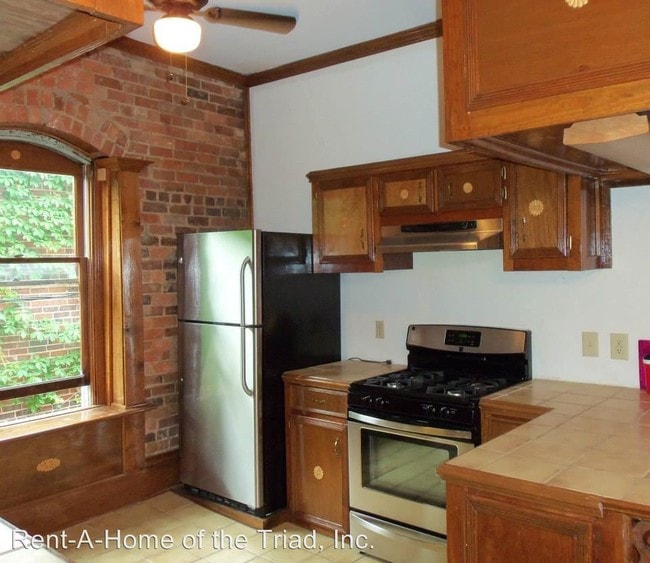 Building Photo - 602 S Elm St