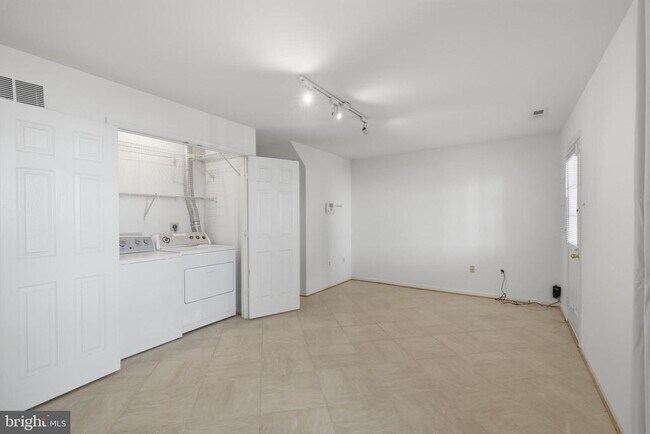 Foto del edificio - 2449 Clover Field Cir