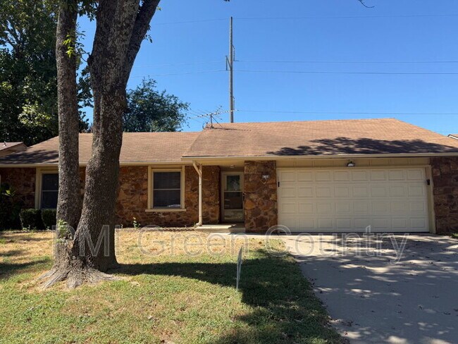 Building Photo - 4708 S Maple Ave