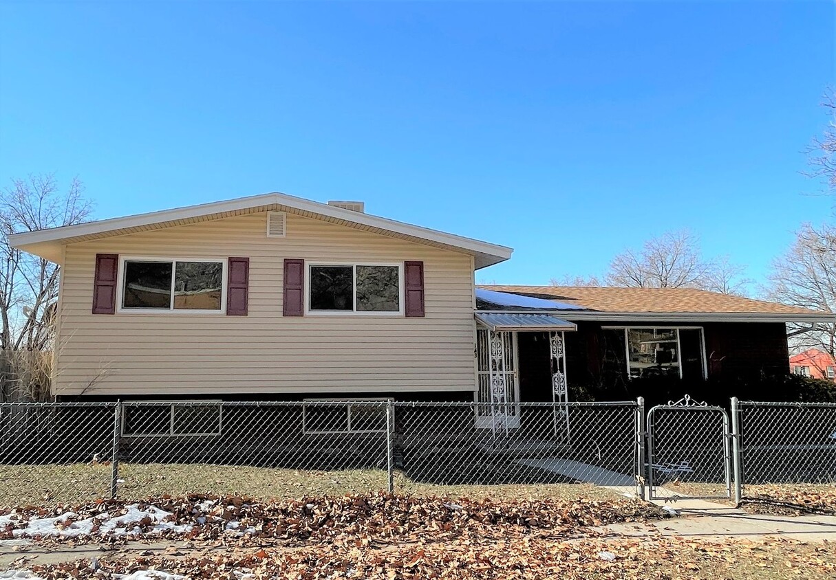 Primary Photo - 4 Bed/1.5 Home Bath in Ogden