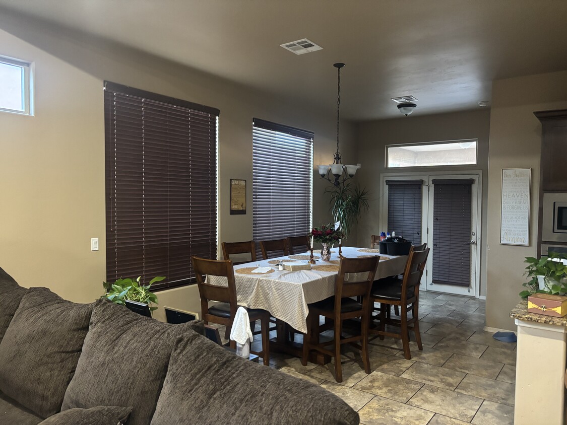 Foto del edificio - 3613 Santa Sabina Ave