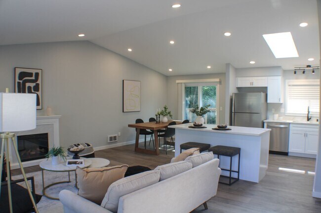 Building Photo - Amazing Everett/Mukilteo Tri-Level Home