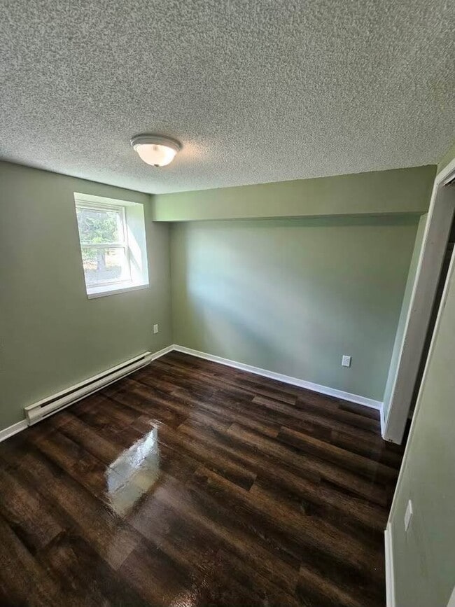 Building Photo - 10437 Rue Principale