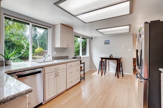 Building Photo - Beautiful 5 bed 3 bath Kirkland single fam...