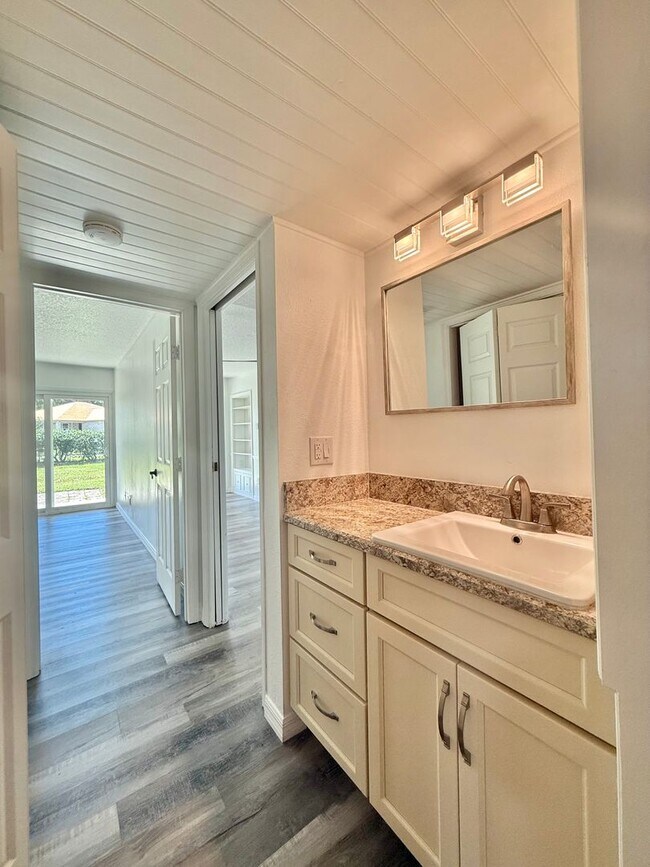 Building Photo - Stunning 2/2 1st floor condo in Downtown!