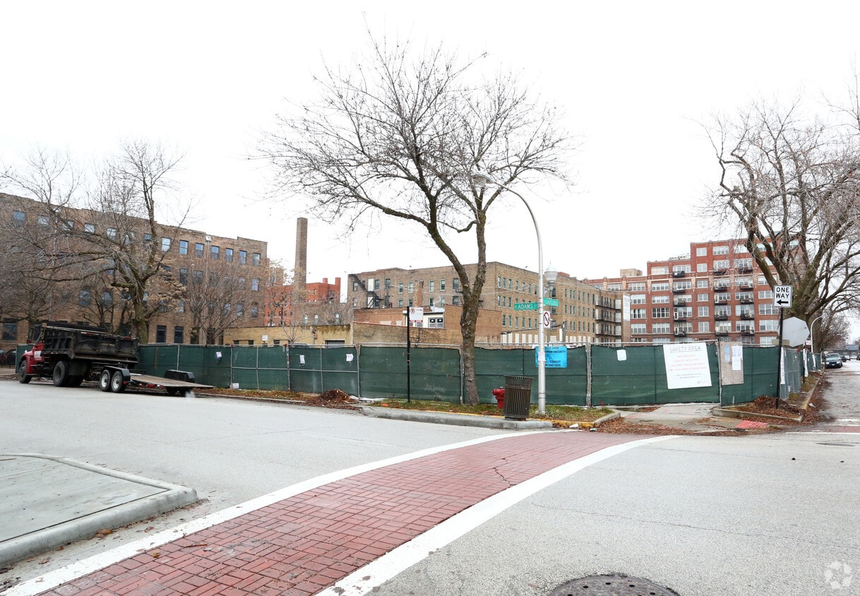 Building Photo - Laflin Place