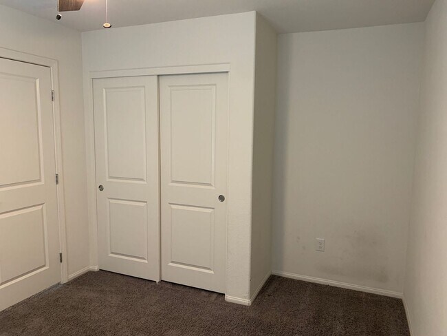 Foto del edificio - 4 bedroom home in Indian Springs