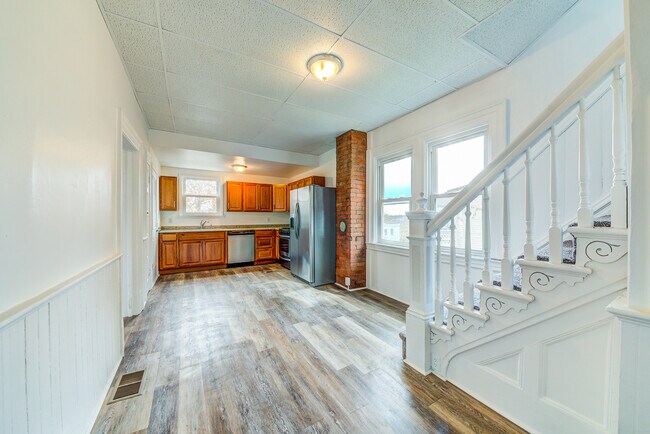 Foto del edificio - AVAILABLE AUGUST -  Completely Updated 4 B...