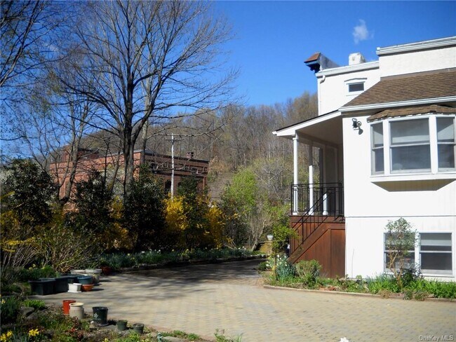 Foto del edificio - 307 Ferdon Ave