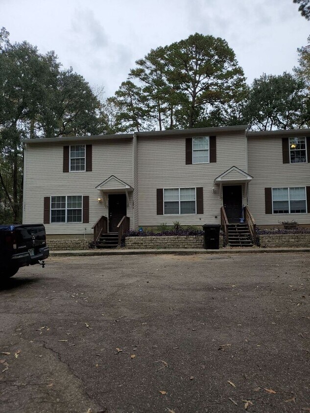 Spacious 4 Bedroom 3 Bathroom Townhouse House Rental in Tallahassee