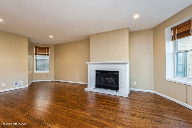 Building Photo - 4026 N Clarendon Ave