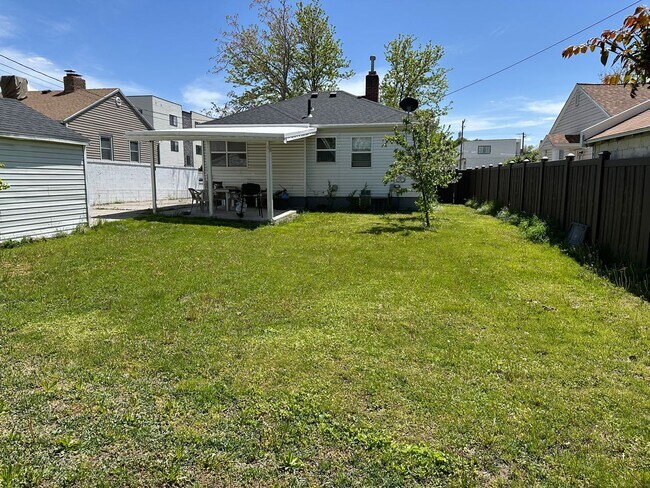 Building Photo - 4 Bedroom House in SLC for Rent!
