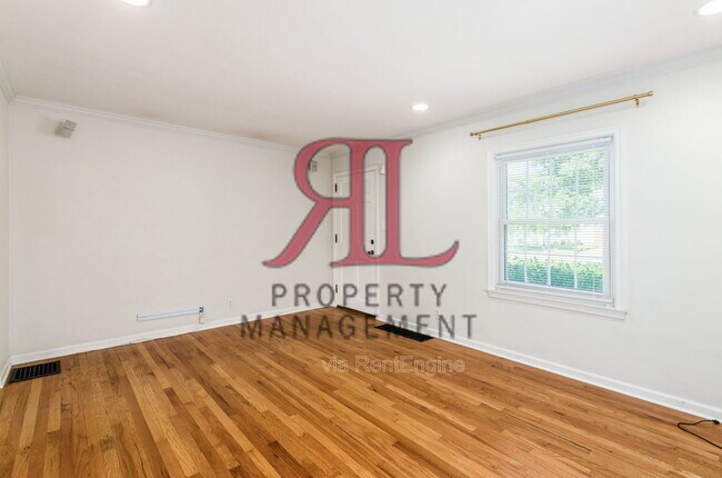 Foto del edificio - 317 E Royal Forest Blvd