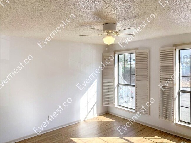 Foto del edificio - 6107 Crest Green Rd
