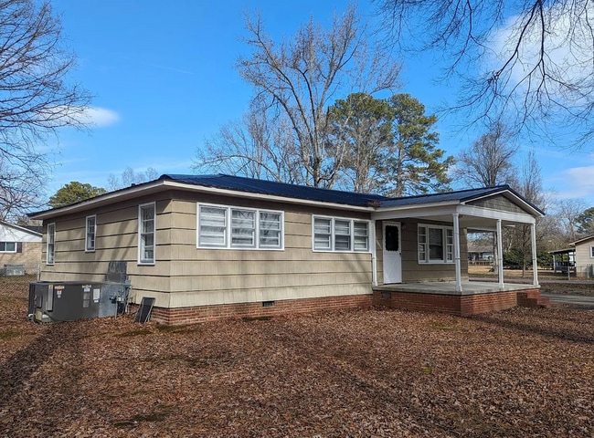 Building Photo - Charming 3 bed and 2 bath located in Rainbow City