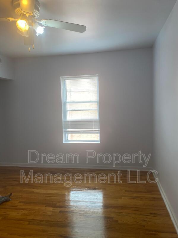 Building Photo - 1305 E 71st Pl