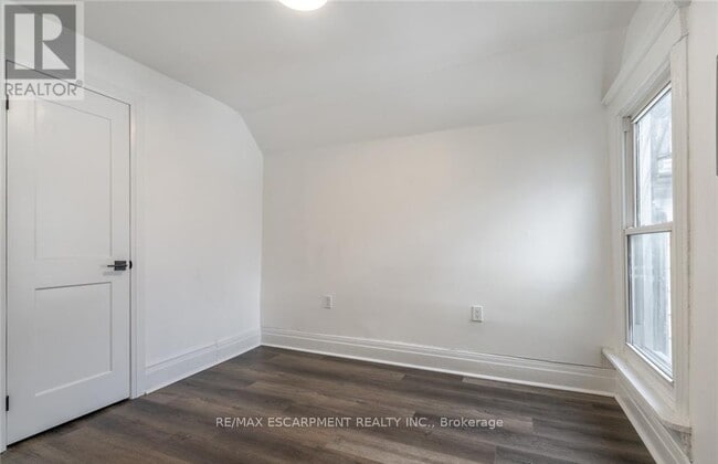 Photo du bâtiment - 198 Sherman Ave N