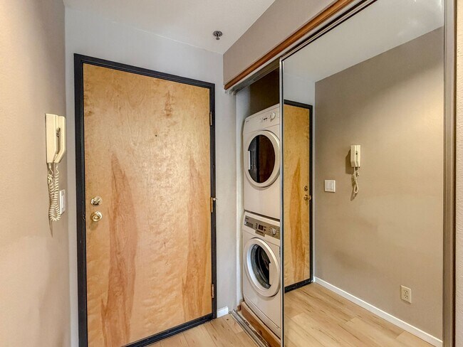 Building Photo - Quirky 1bd/1.5bth Loft Condo in West Queen Anne, $2,300/mo.