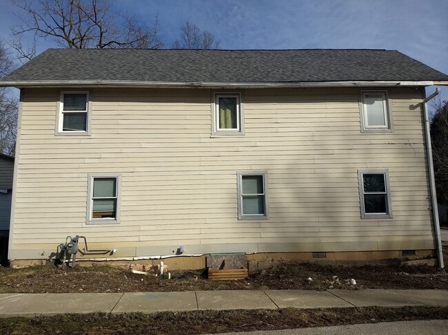 Building Photo - 922 W 8th St