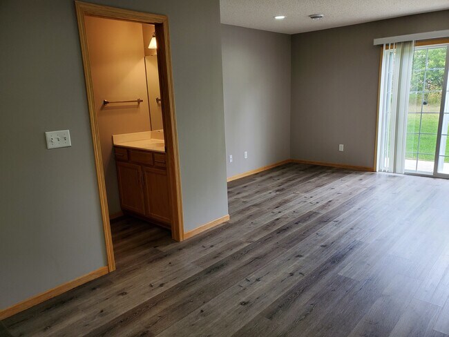 Building Photo - 3266 Portage Cir NW