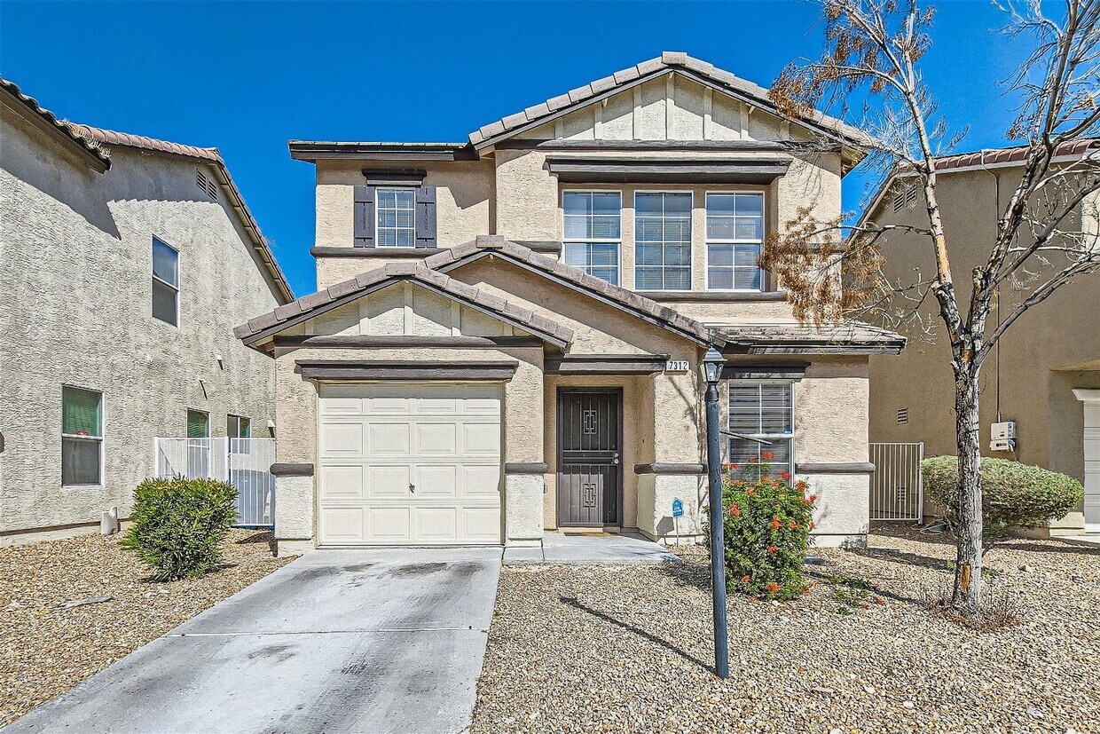 Foto principal - STYLISH Home with Fresh Updates in Gated C...