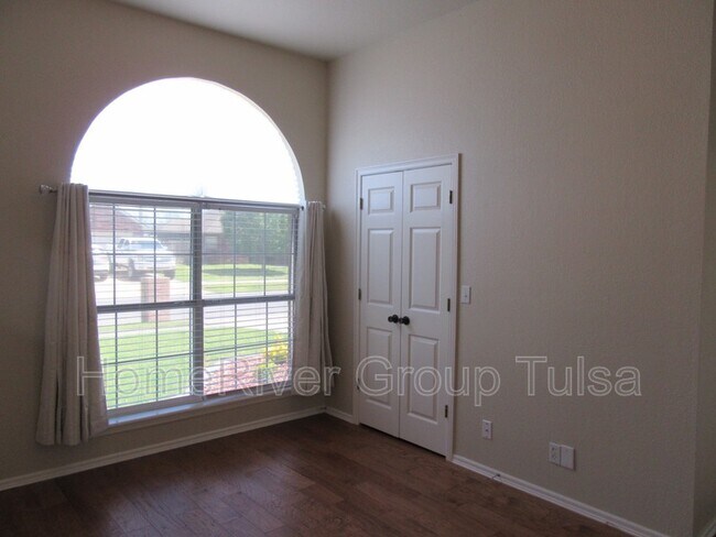 Building Photo - 1125 Marina Dr