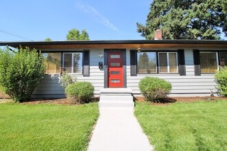 Building Photo - 4429 SE Raymond St