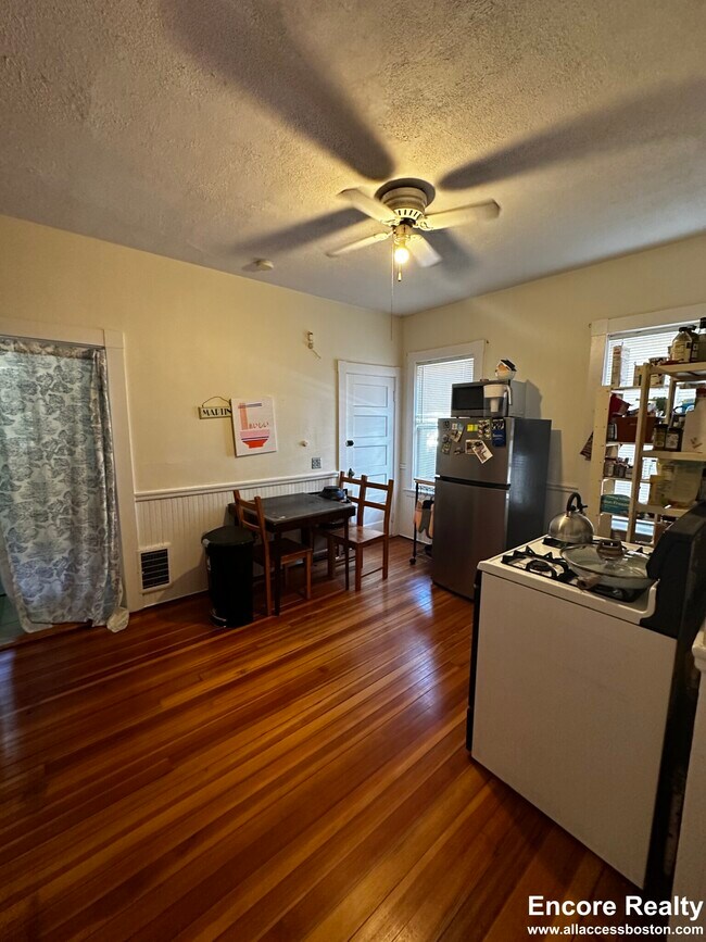 Building Photo - 18 Hunnewell Ave