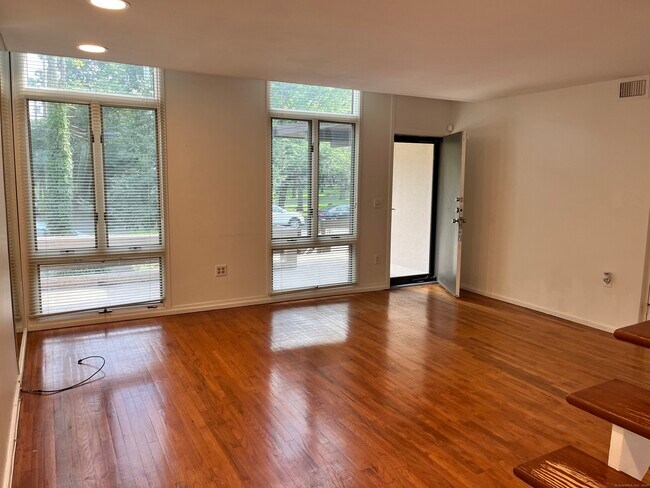 Building Photo - 285 Greene St