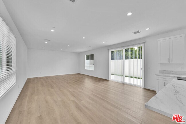 Building Photo - 8702 Silver Way