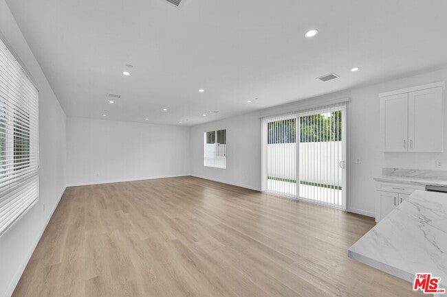 Foto del edificio - 8702 Silver Way