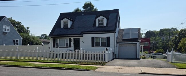 Building Photo - 569 Linden Ave