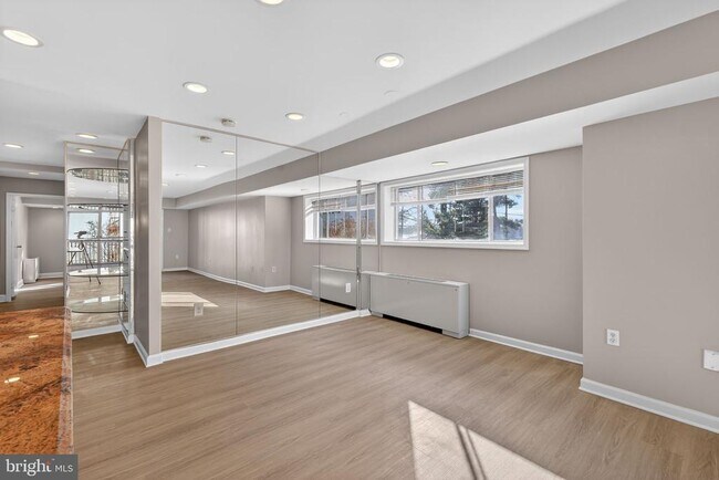 Foto del edificio - 10320 Westlake Dr