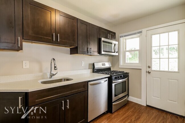 Building Photo - Enjoy living the good life in this 3 bedro...