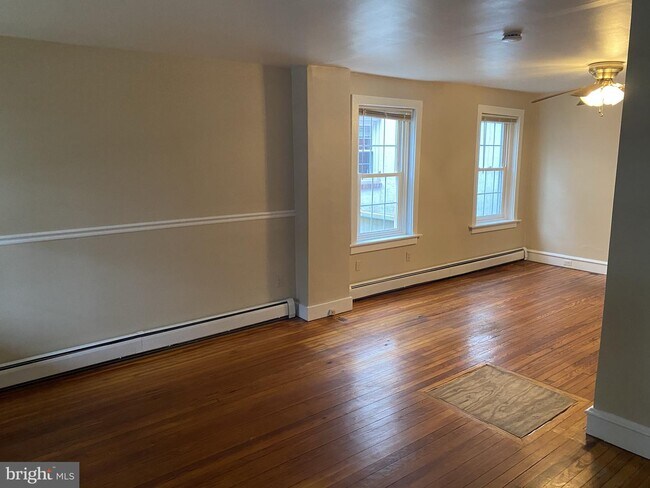 Building Photo - 1436 Stanbridge St