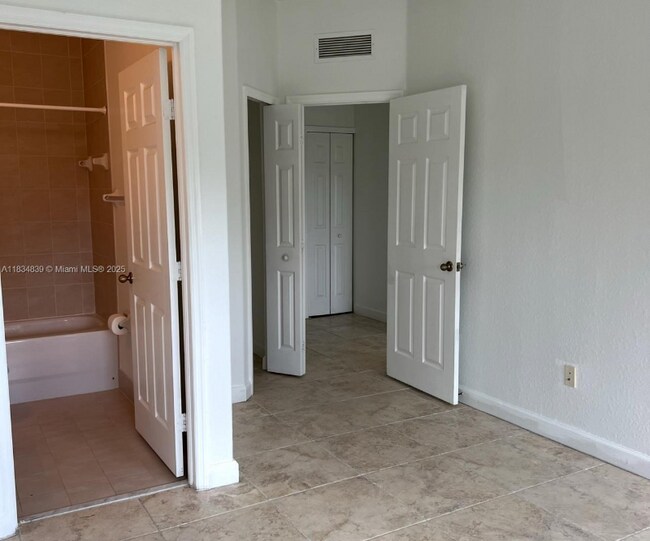 Foto del edificio - 10242 NW 7th St