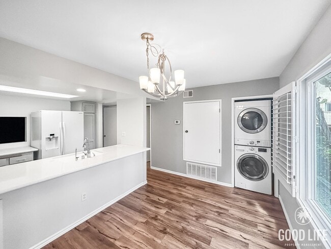 Foto del edificio - Beautiful 2BD/2.5 BA W/ In-Unit Laundry in...