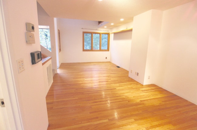 Foto del edificio - 17 Fresh Pond Pl