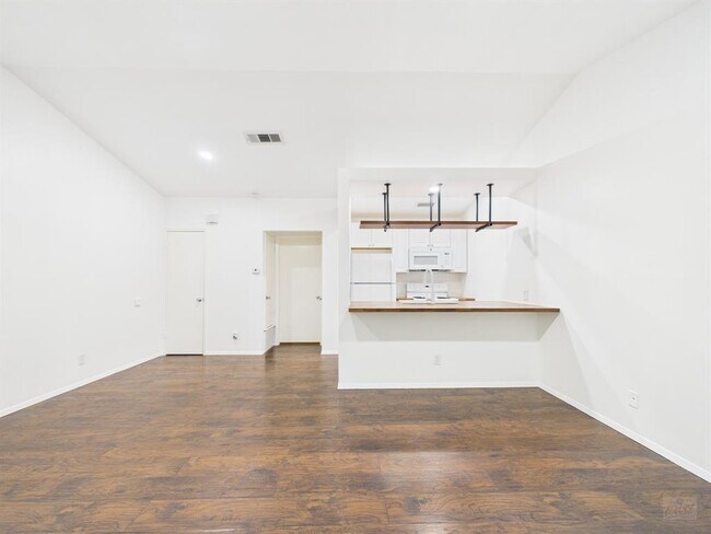 Foto del edificio - 1305 Hollow Creek Dr