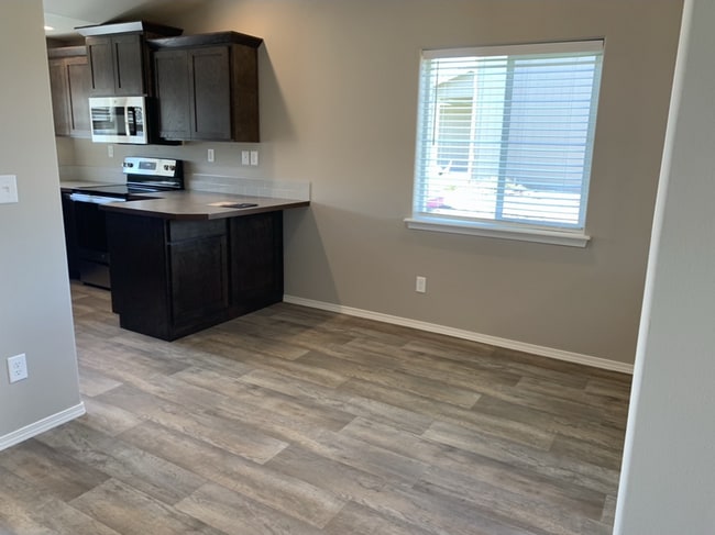 Building Photo - 3 bed, 2 bath Rambler, near Park Orchard. ...