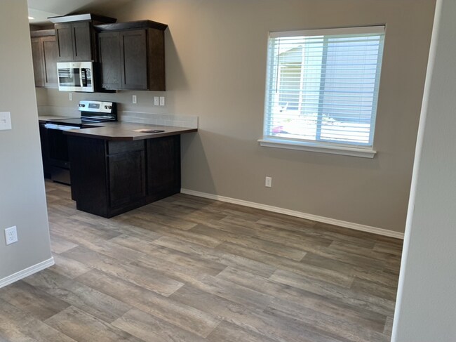 Foto del edificio - 3 bed, 2 bath Rambler, near Park Orchard. Fully fenced.