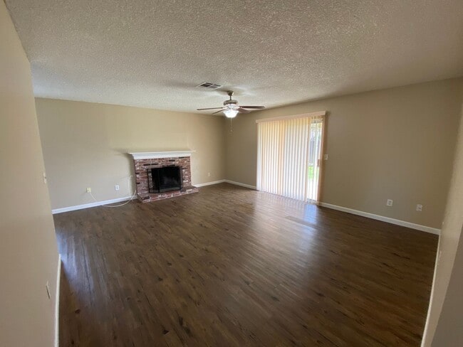 Building Photo - Nice SW Visalia home available in a great ...