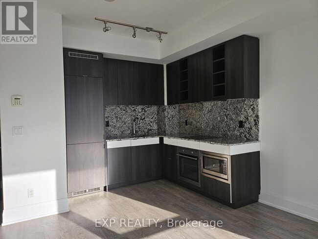 Photo du bâtiment - 101 Erskine Ave