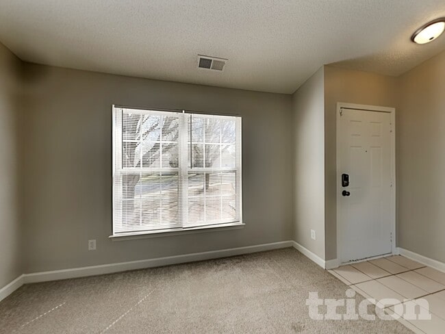 Foto del edificio - 7117 Red Bud Cir