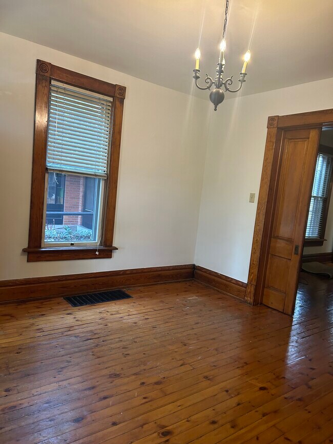 Sala de estar - 114 E Kossuth St