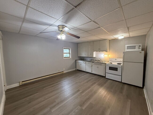 Building Photo - 1 Bedroom Upper Unit Apartment