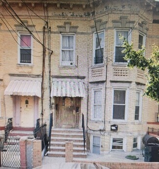 Building Photo - 574 Crescent St.