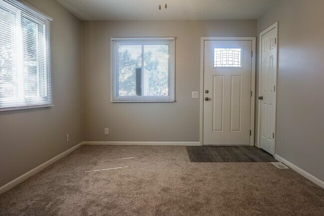 Foto del edificio - 3700/3702 N 22nd St Duplex