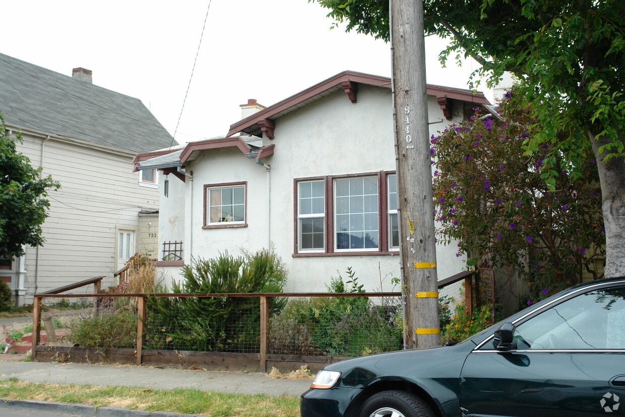 Building Photo - 726-730 45th St